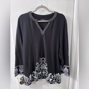 Geometric Leaf Black and White V-neck Blouse 3Q Sleeve 100% cotton